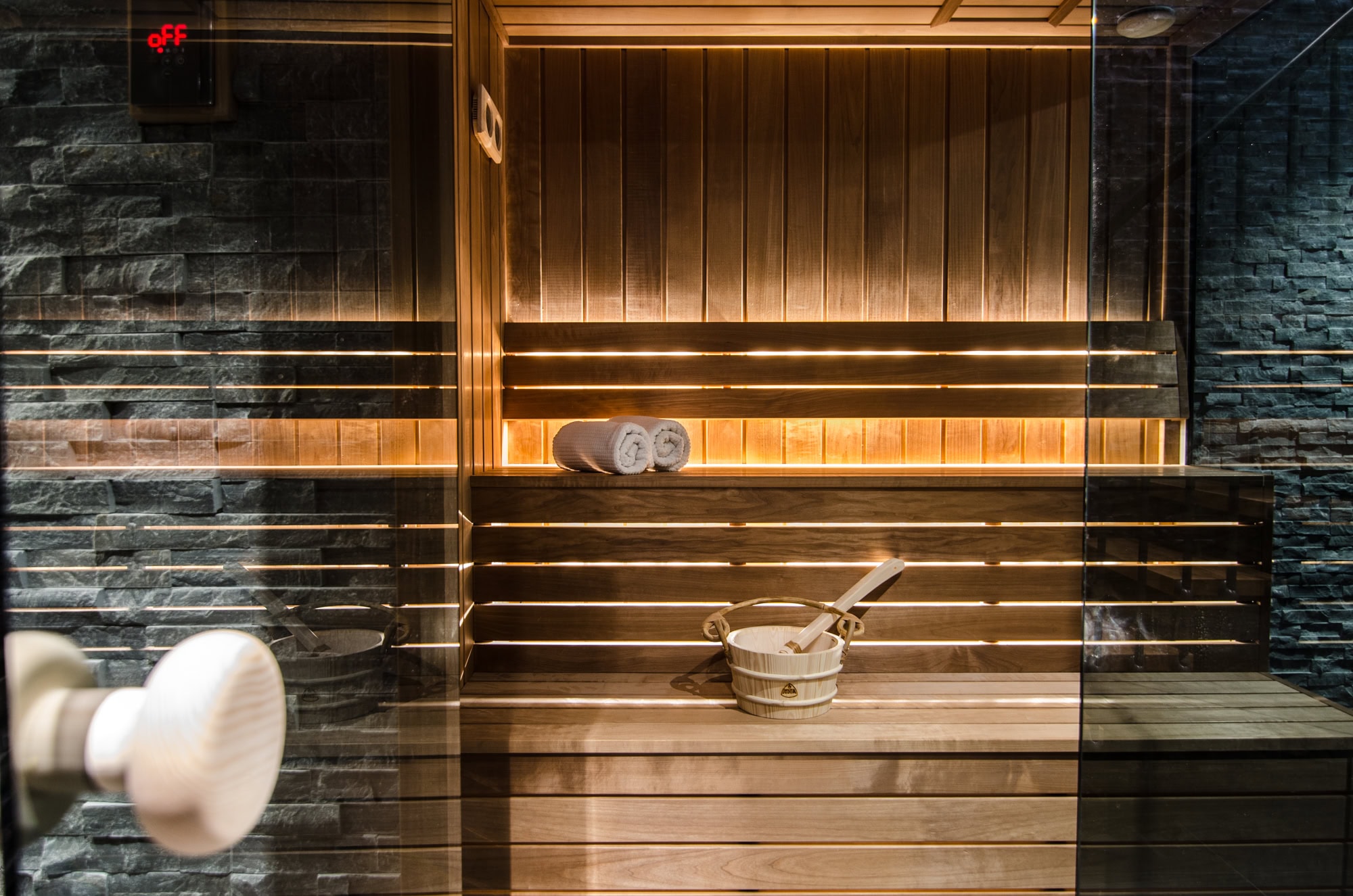 Modern bastu med mjukt ljus