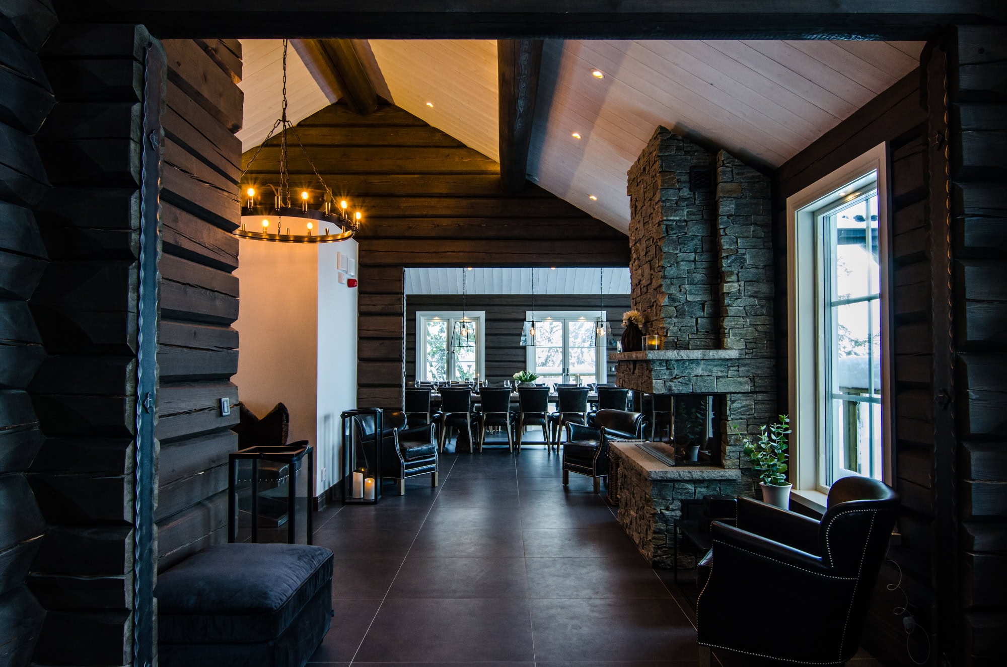 Ljus och mysig salong i trävilla med moderna inredningsdetaljer samt öppen planlösning och fönster som släpper in mycket dagsljus. Passar för avkoppling och sociala tillställningar.