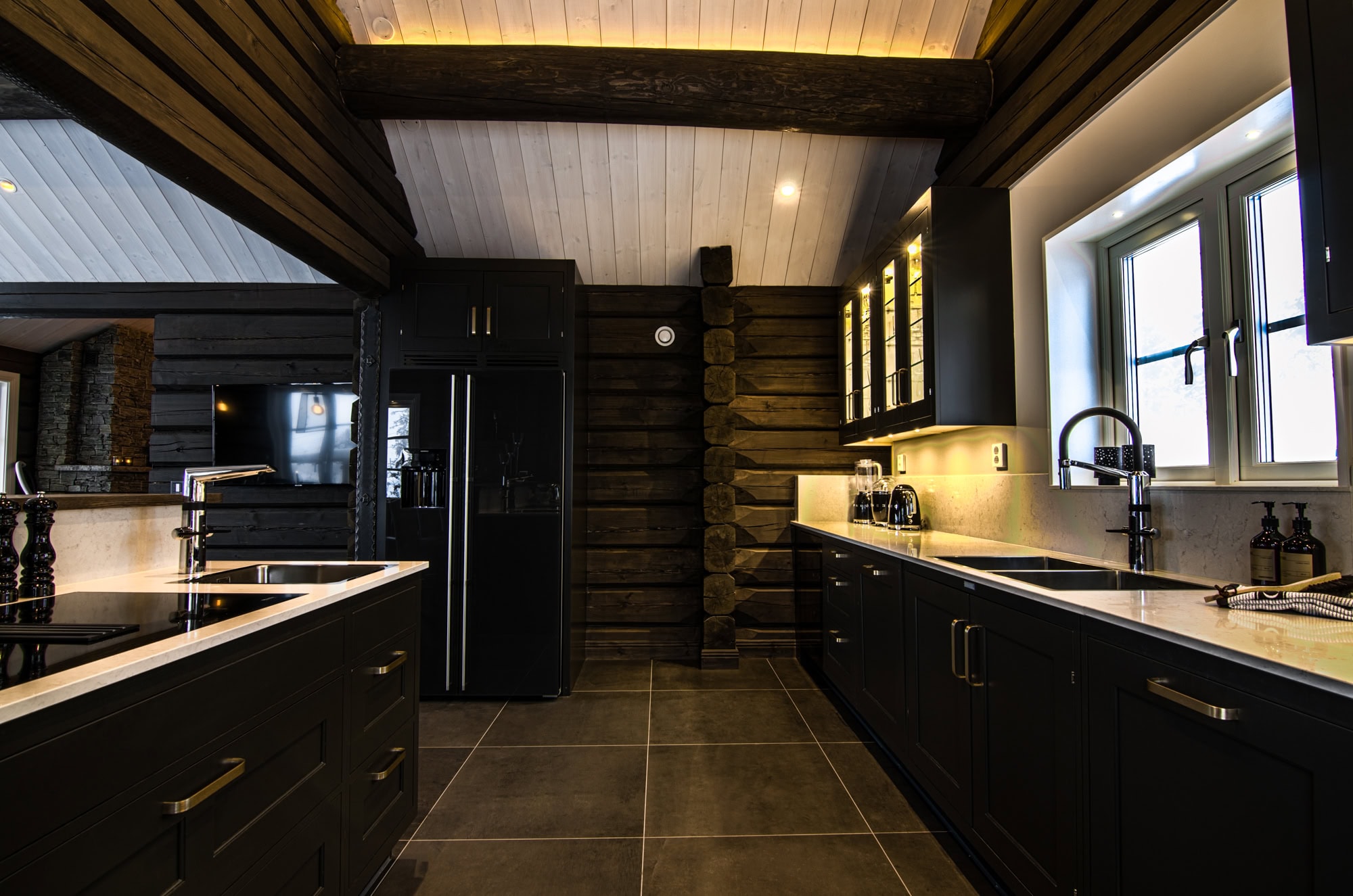 Modern kök med trädetaljer och stil