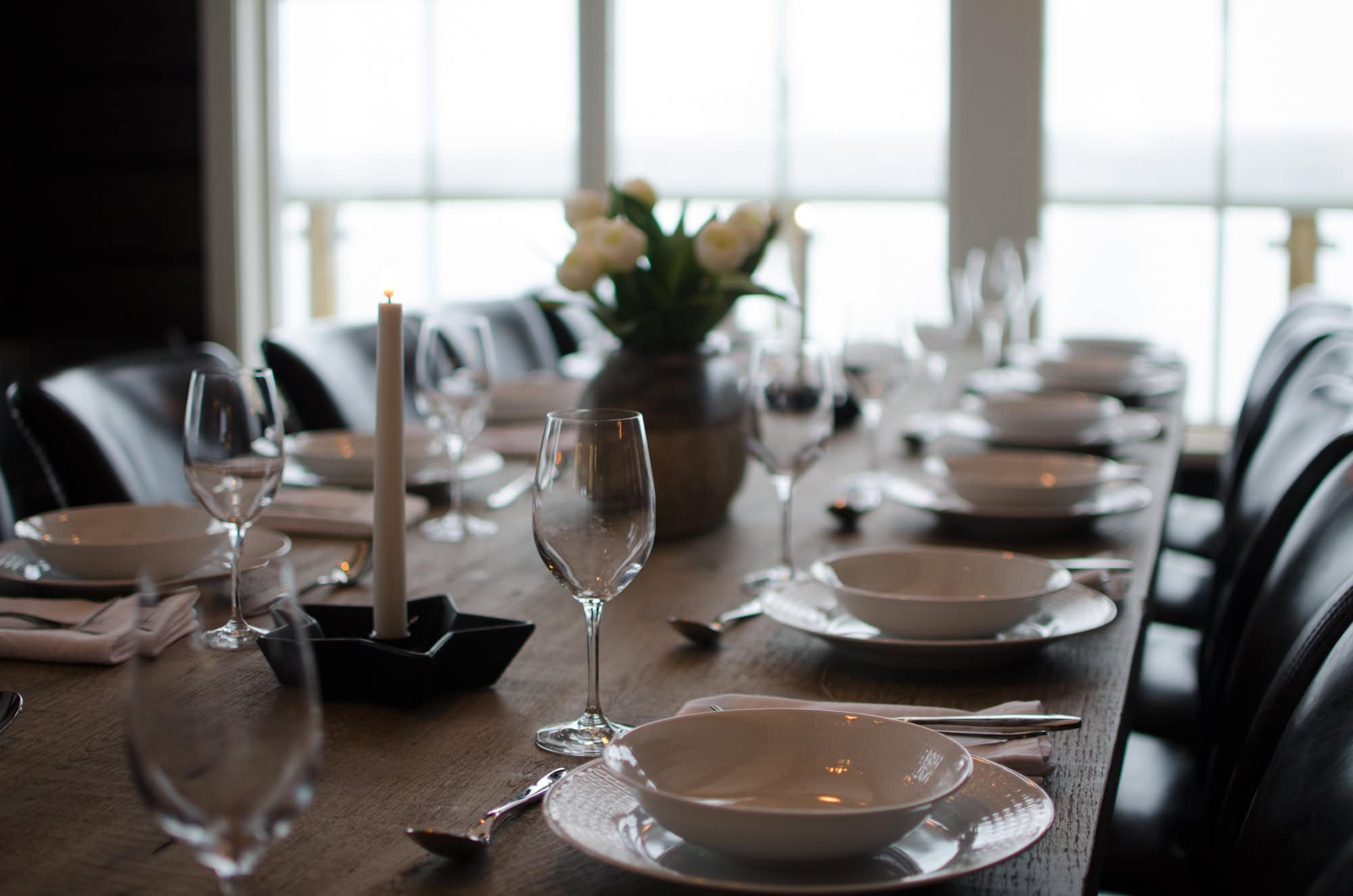 Modern matsal med eleganta uppläggningar och vackert dekorerad bord för specialevenemang, perfekt för gastronomsikt optima och kvalitetsmat.