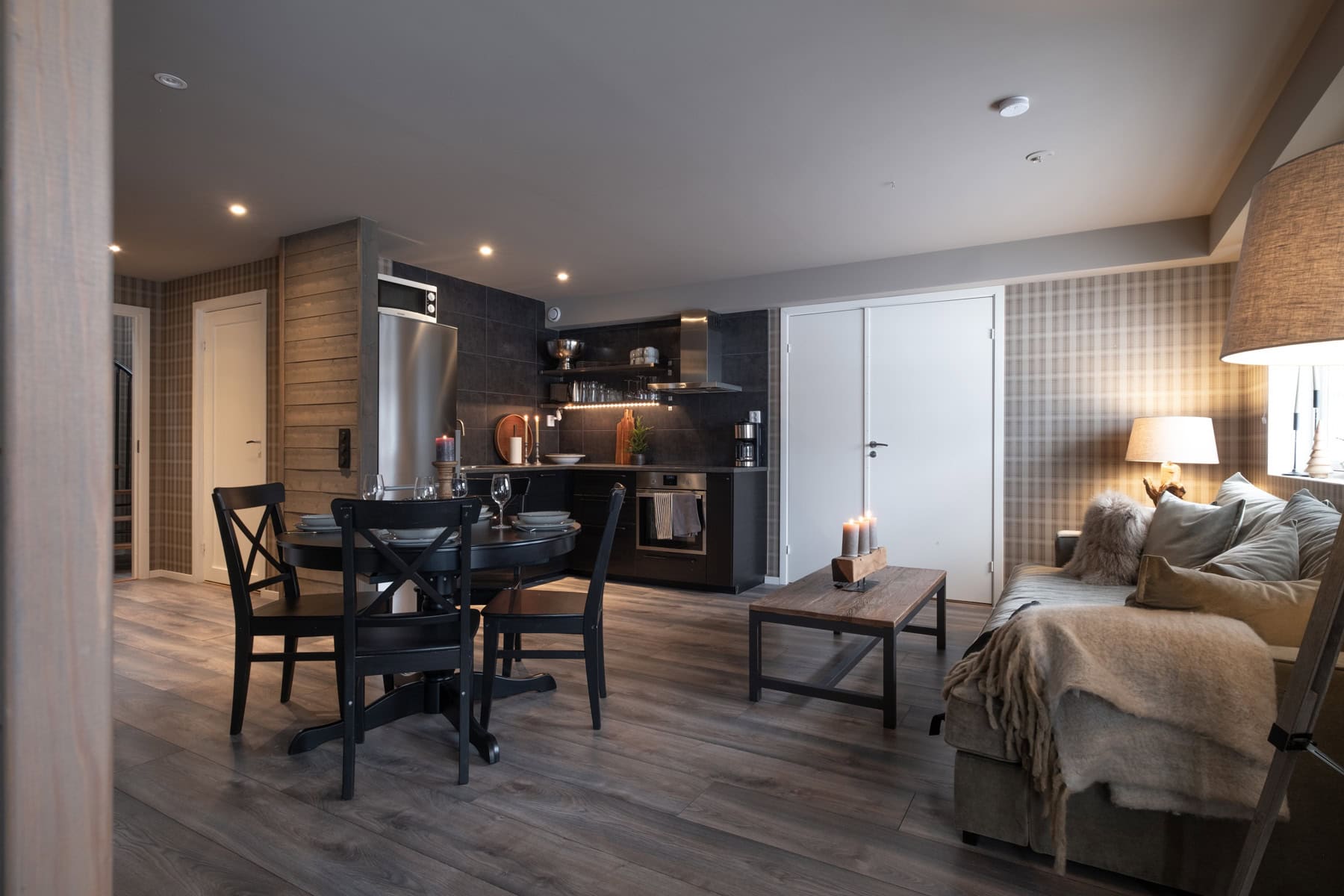 Rustik badrum med modern design, blädderdörrar, exklusiva badkar och inbjudande duschplats. Perfekt för avkoppling och wellness i hemmet. Trädetaljer och varm atmosfär erbjuder elegans och komfort.