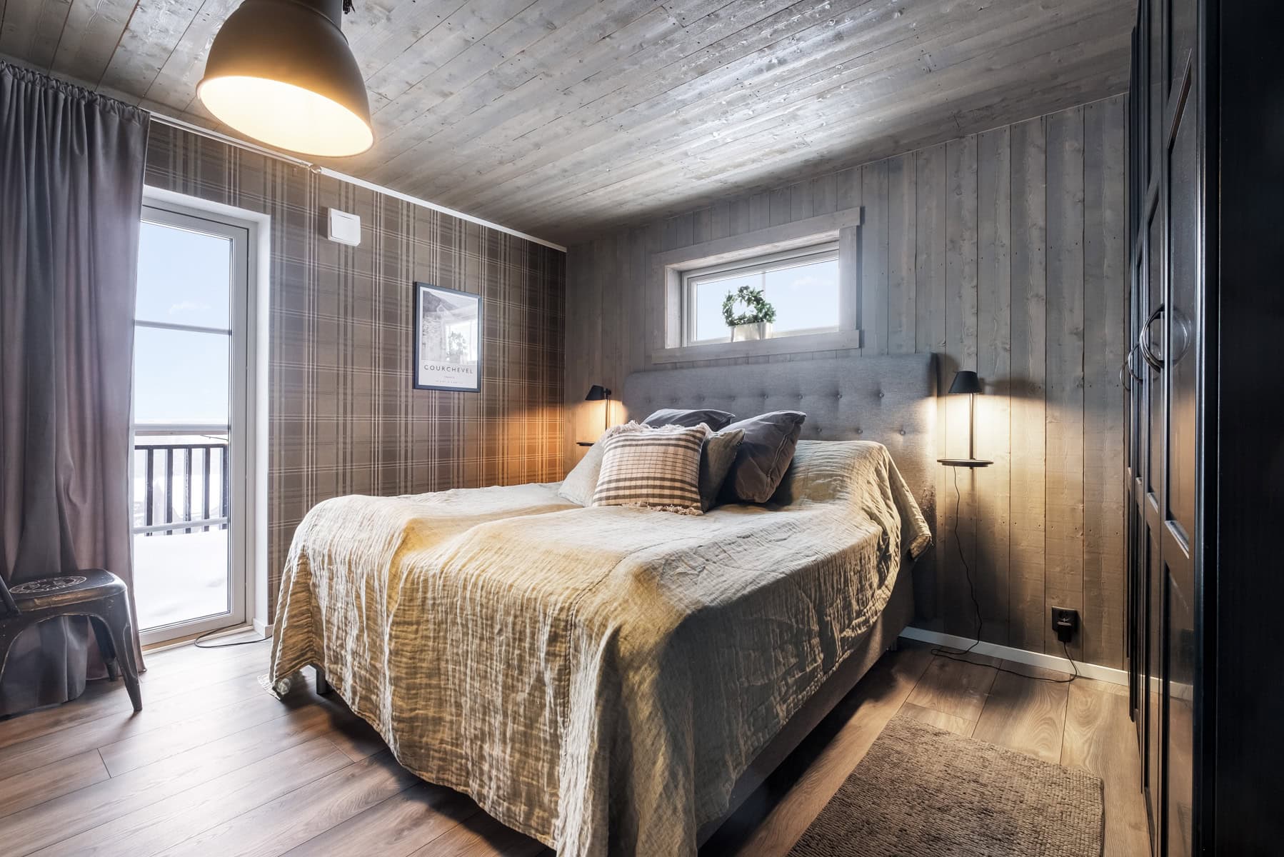 Ljust infälltrum med dubbelsäng, träpanel, modern inredning, sovrum med naturligt ljus, bekvämt boende.