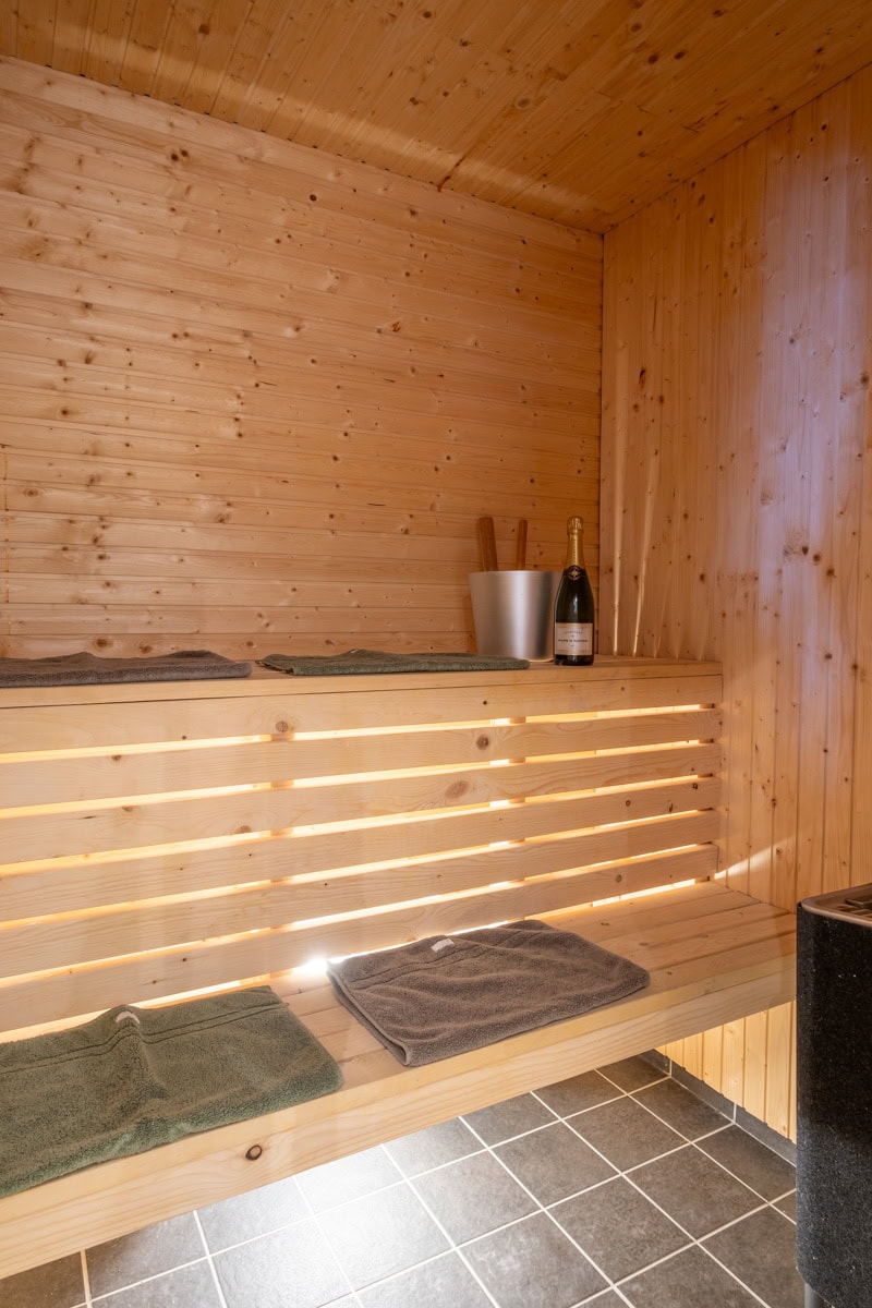 En varm och träig bastu.