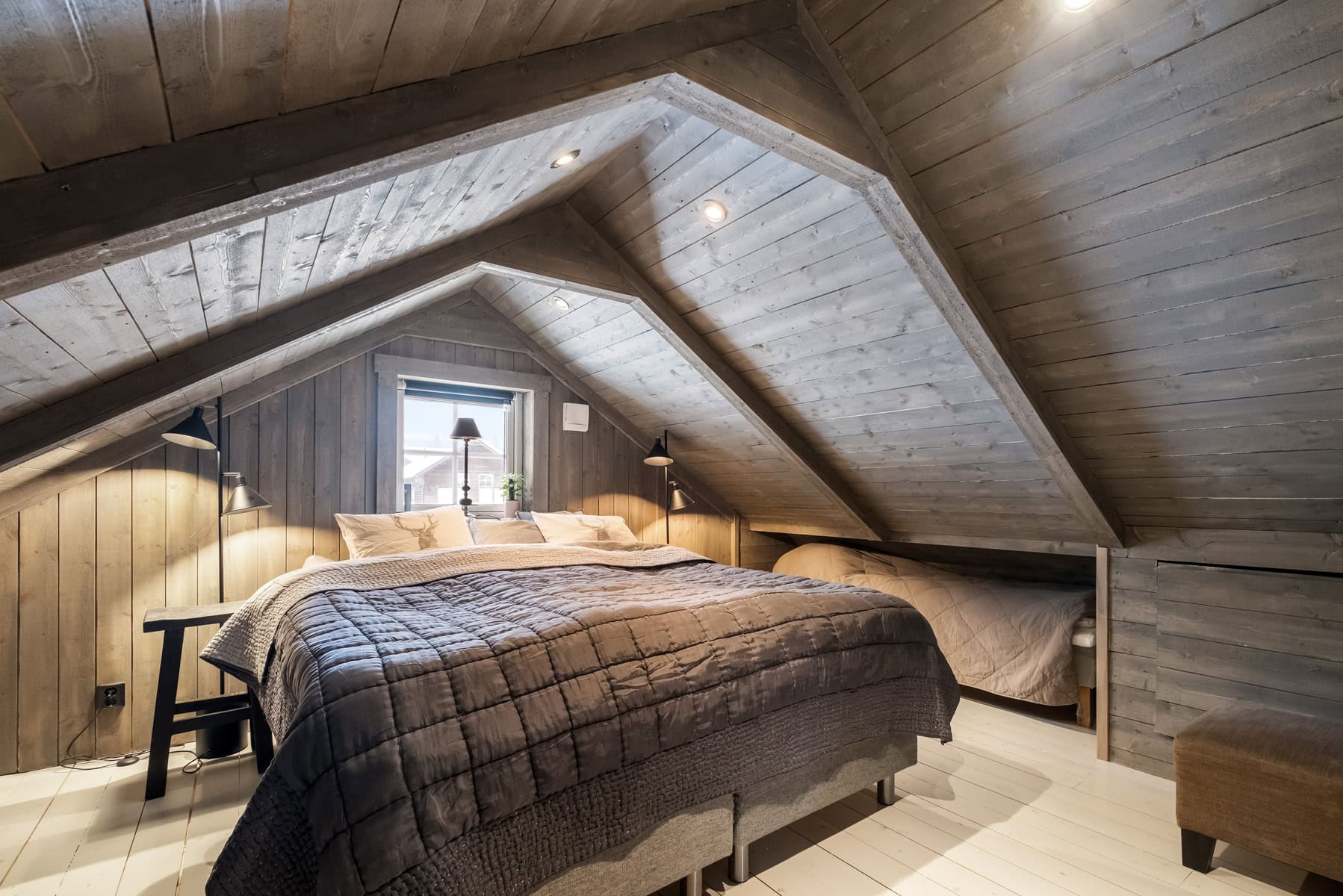 Mysigt sovrum med träpaneler