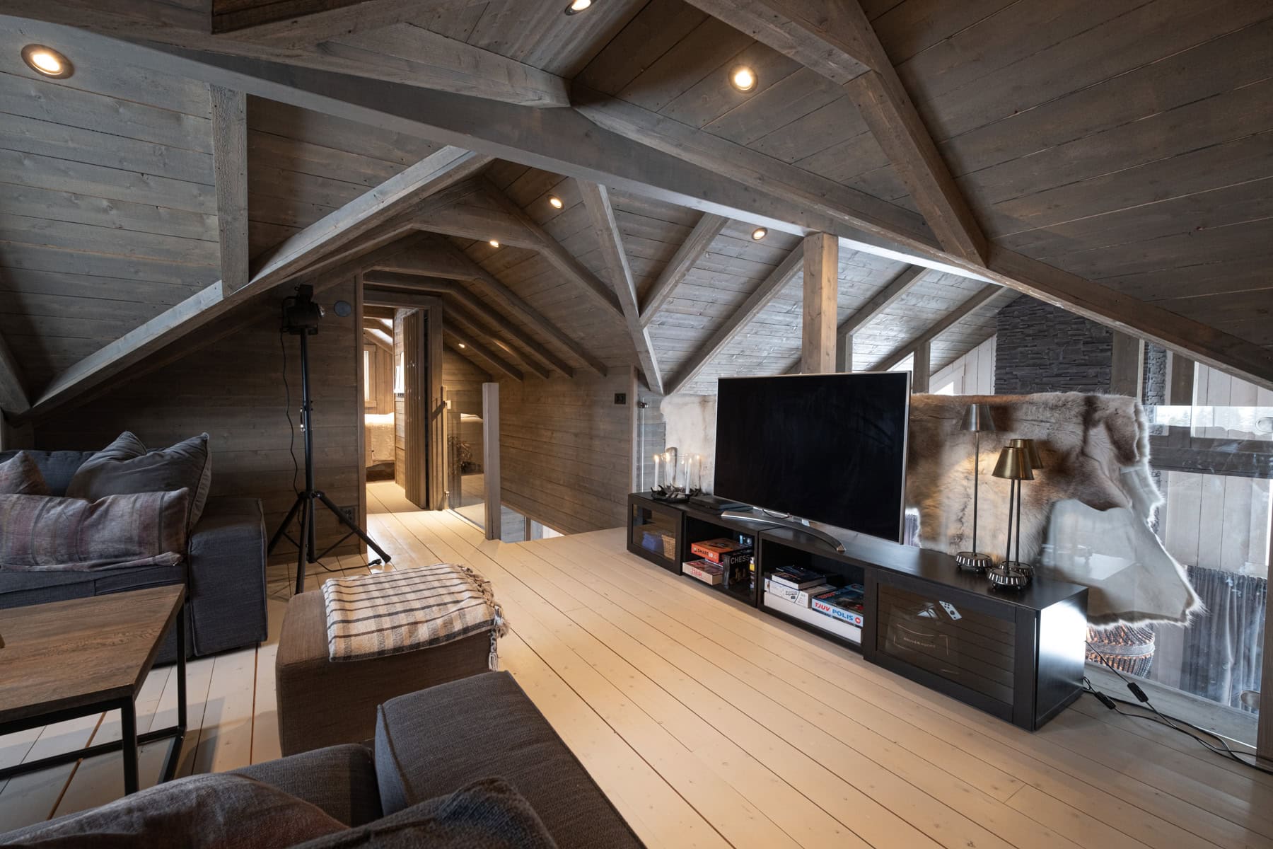 Mysigt loft med modern inredning