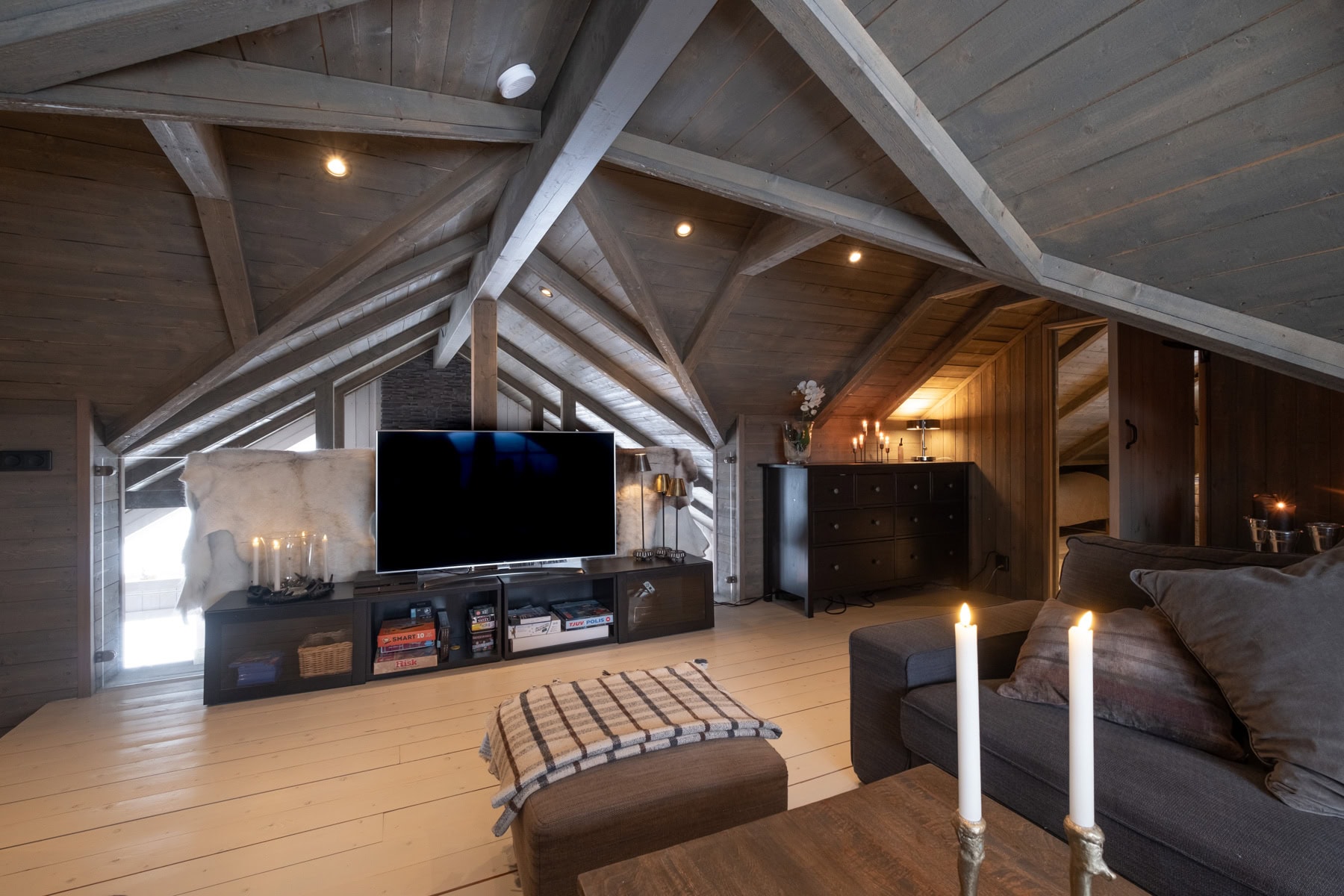 Mysigt loft med TV och ljus