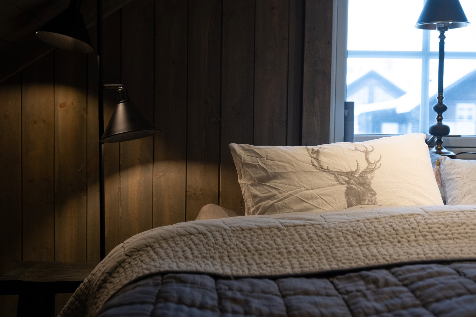 Mysigt sovrum med älgkudde.