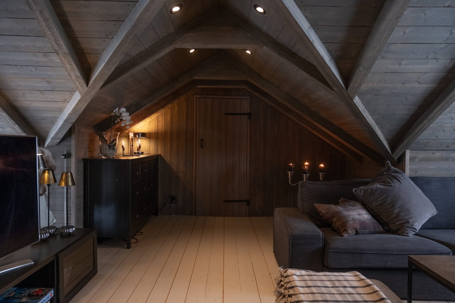 Mysigt loft med trädetaljer och ljus.