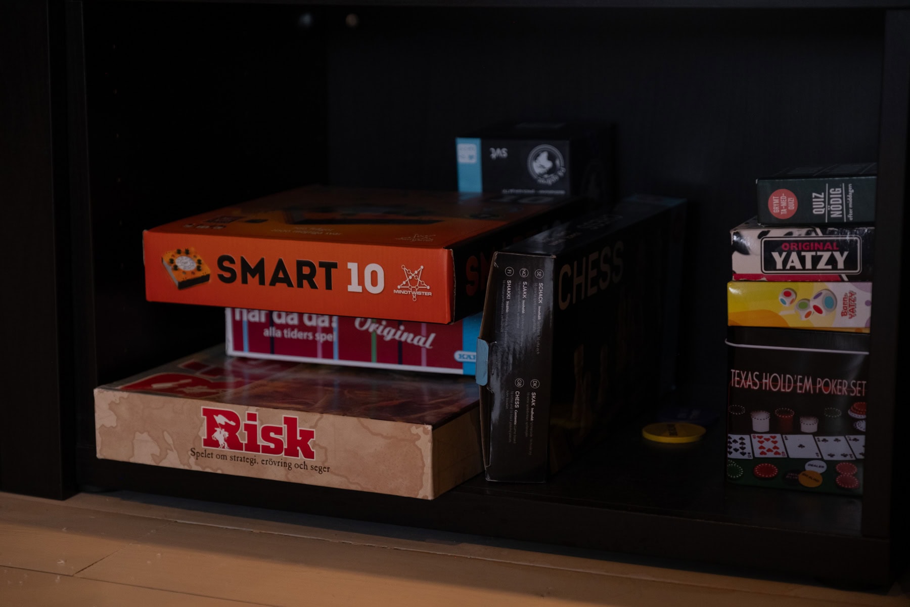 Brädspel på en hylla