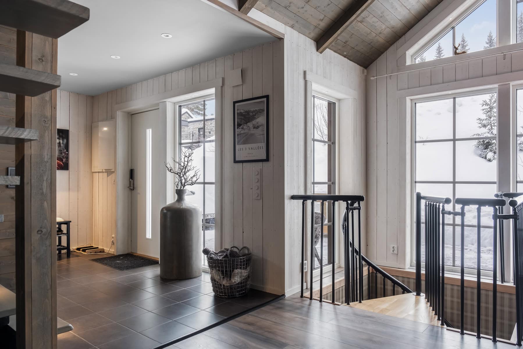 Ljust och modernt entréområde med fönster