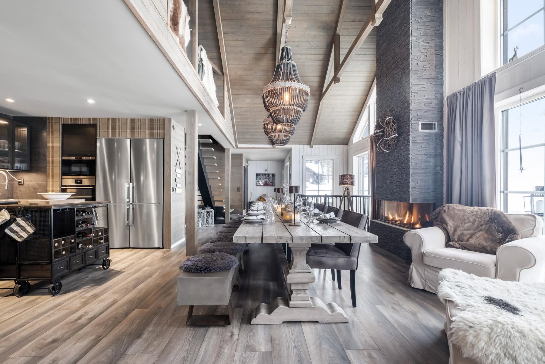 Modern stuga med öppen planlösning