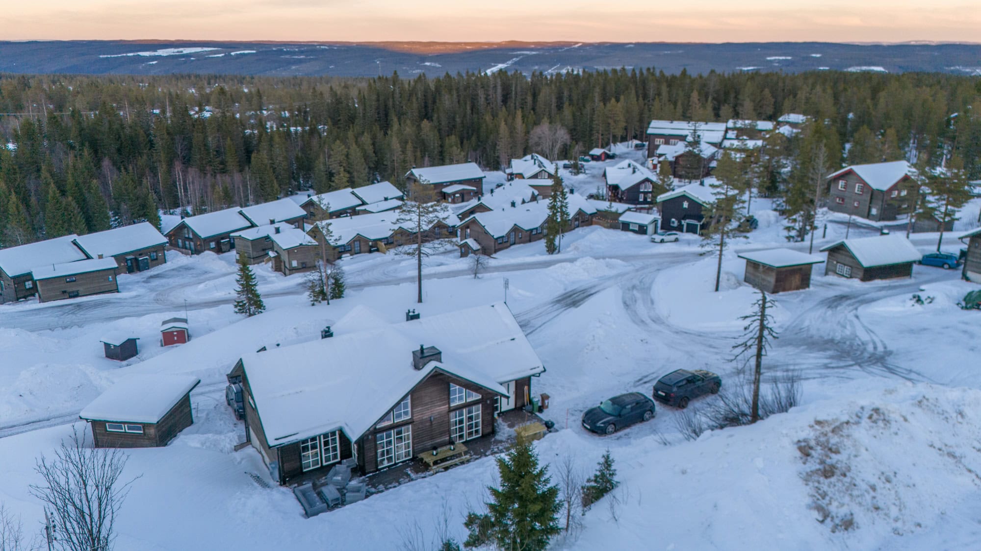 Snöiga stugor i vinterlandskap