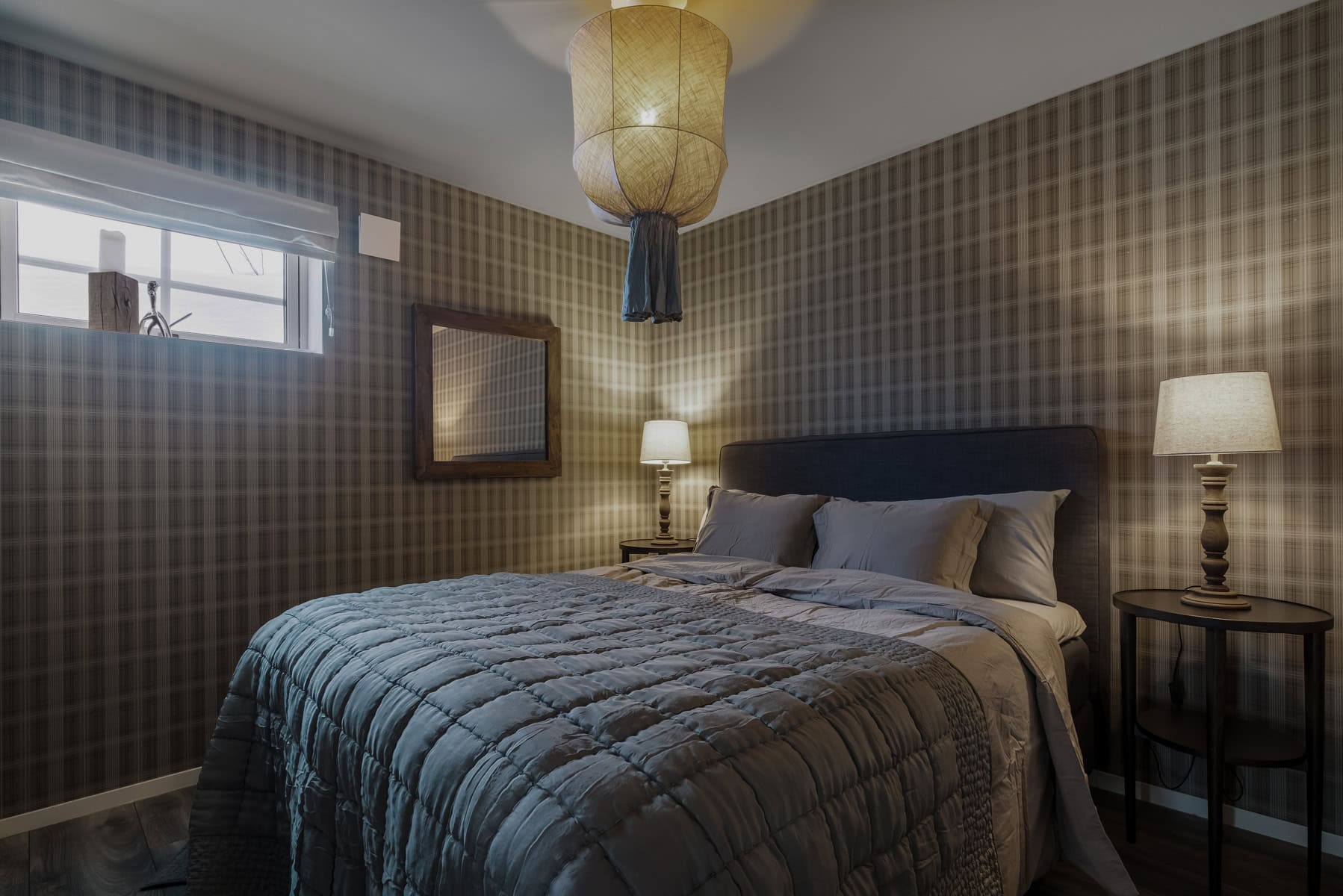 Sovrum med mönstrade väggar och säng