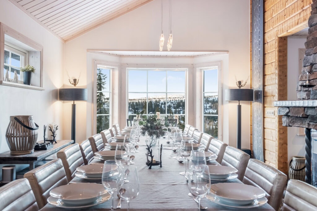 Dukat långbord i fjällstuga i Sälen med panoramautsikt över fjällen