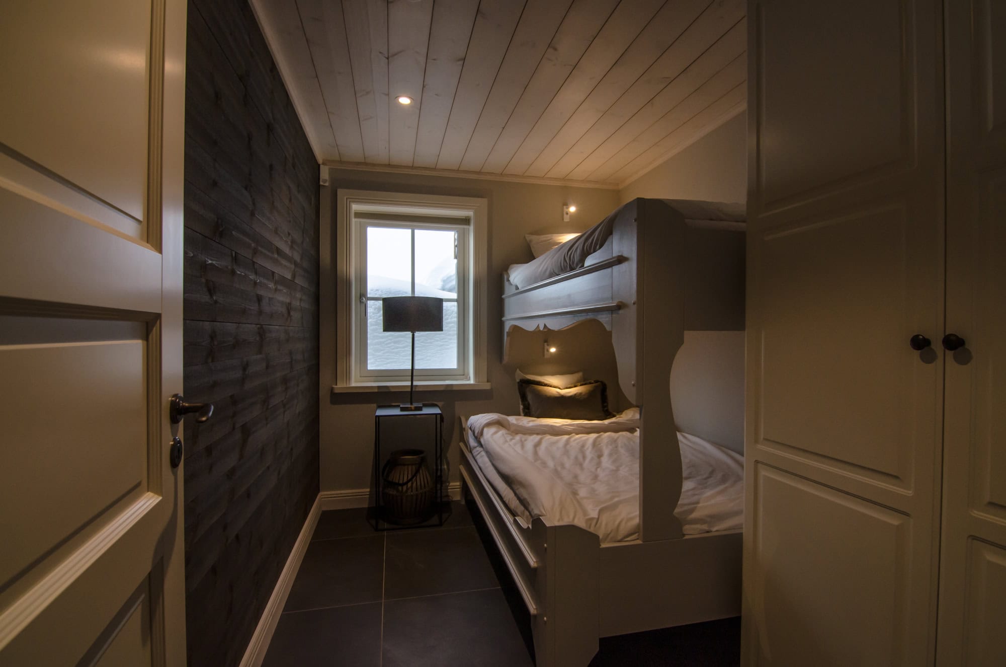 Mysigt rum med våningssäng och fönster