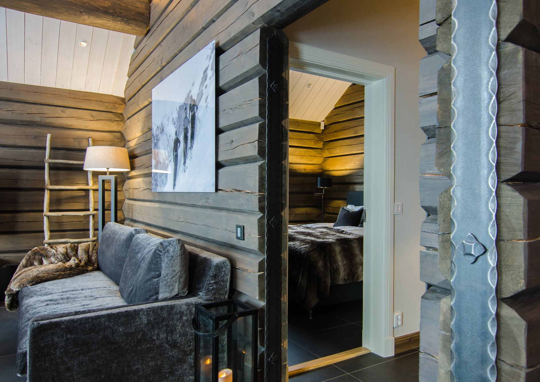 Rustikalt inredningsdetaljer i salong och sovrum i ett svenskt fritidshus med träväggar, modern belysning och mysig atmosfär, perfekt för avkoppling och njutning i naturen.