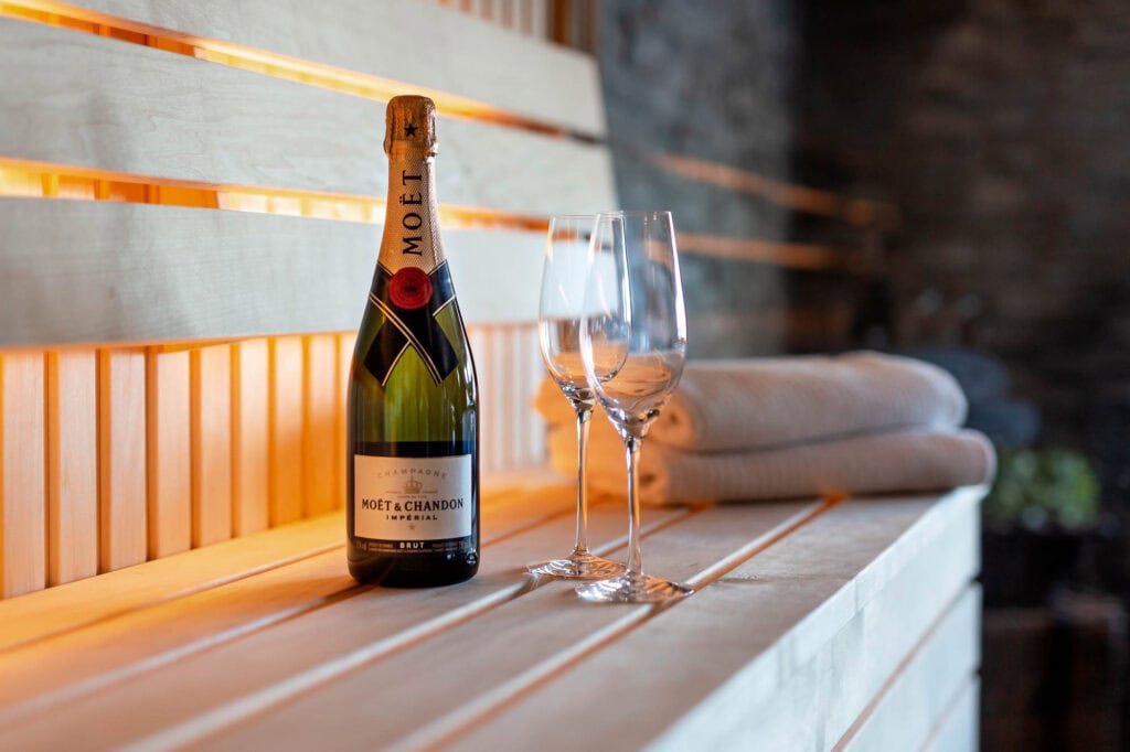 Moët & Chandon champagne med glas i bastu på Sälengodset