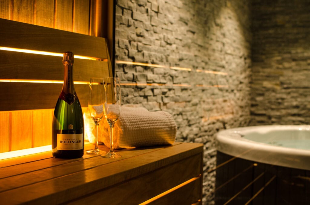 Lyxig spa-upplevelse med bastu, jacuzzi och champagne på Sälengodset