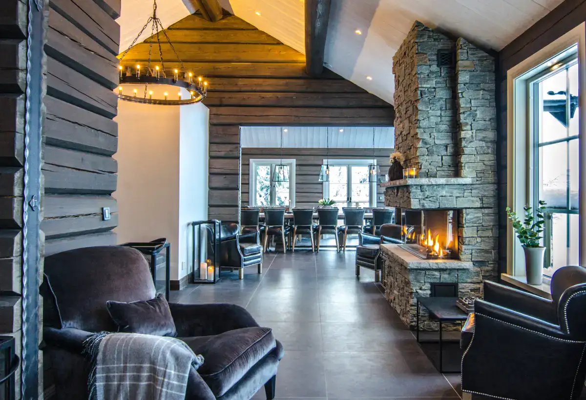 Exklusiv lodge i Sälen med stenvägg, öppen spis och matsal i fjällmiljö