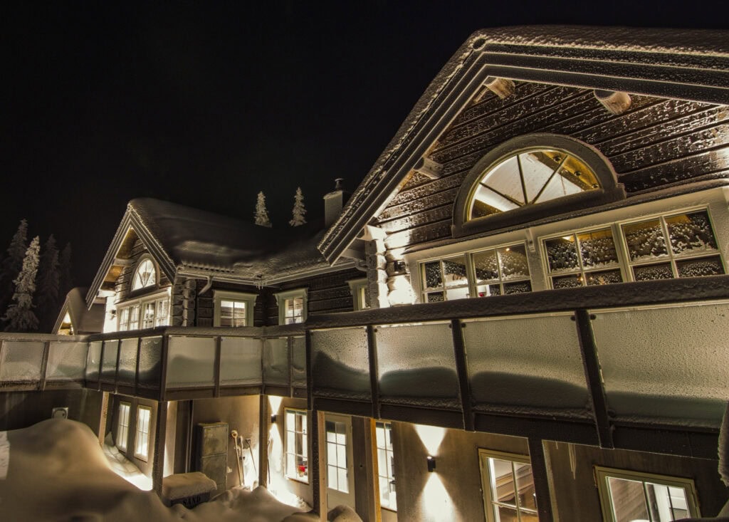 Fjällgodset i Sälen upplyst vinterkväll med snötäckt fasad och balkong