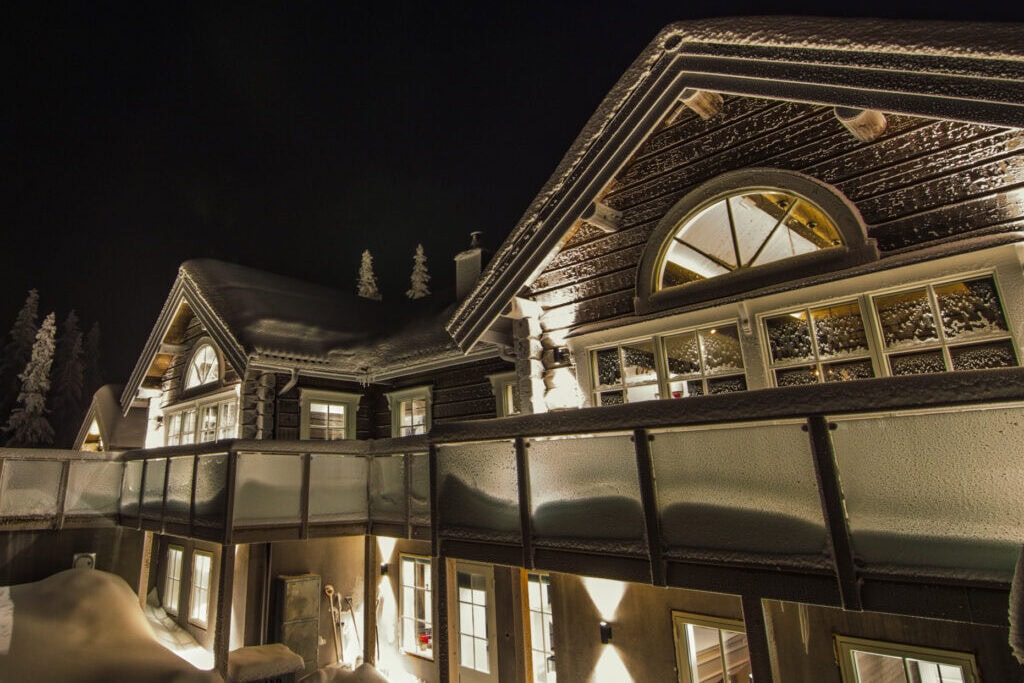 Fjällgodset i Sälen upplyst vinterkväll med snötäckt fasad och balkong