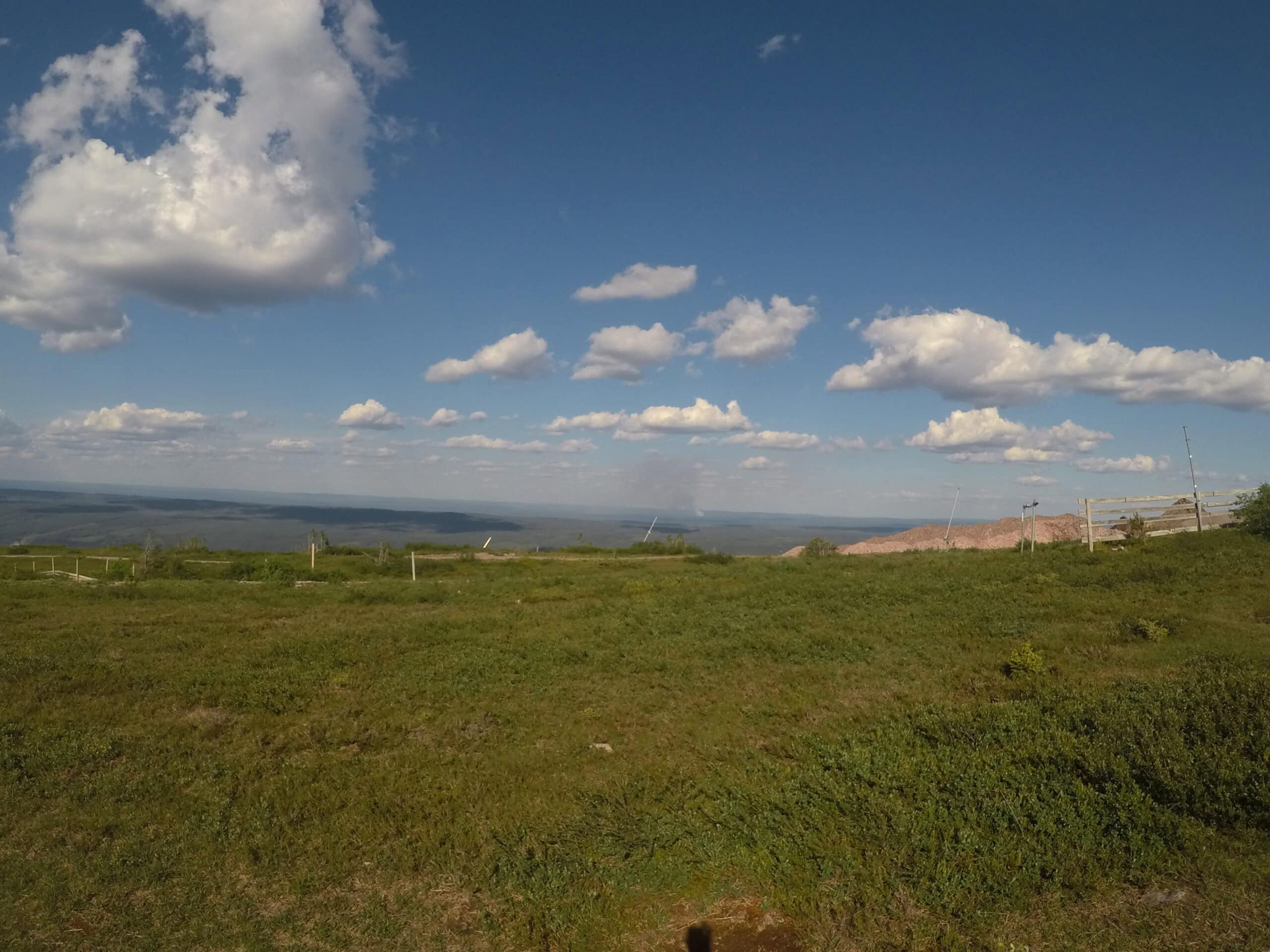 Vues panoramiques des montagnes de Sälen en été, sous un ciel bleu clair avec des nuages