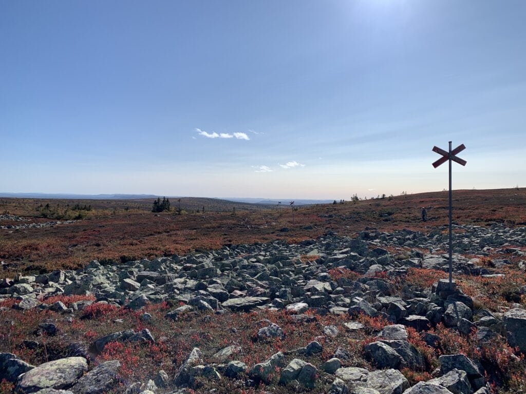 Fjällhed i Sälen med rösen och ledkryss under klarblå himmel en solig höstdag