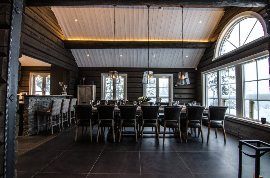 Exklusiv matsal i fjällstuga i Sälen med långbord för stora sällskap.