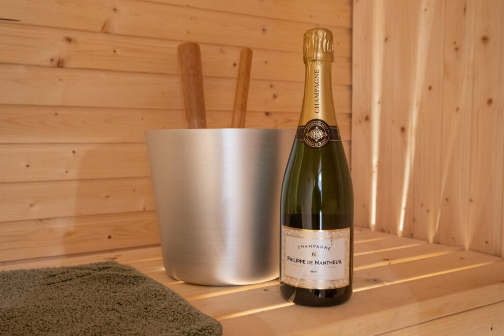 Champagneflaska i bastu – exklusiv avkoppling i fjällstuga
