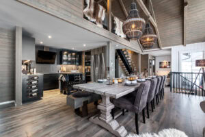 Eksklusiv spisestue i fjeldhytte i Sälen med langbord og åbent køkken