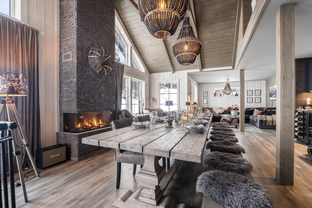 Matsal i fjällstuga i Sälen med långbord och öppen spis