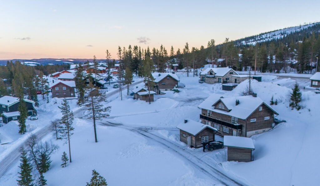 Exklusiva fjällstugor i Sälen täckta av snö med utsikt över fjällen