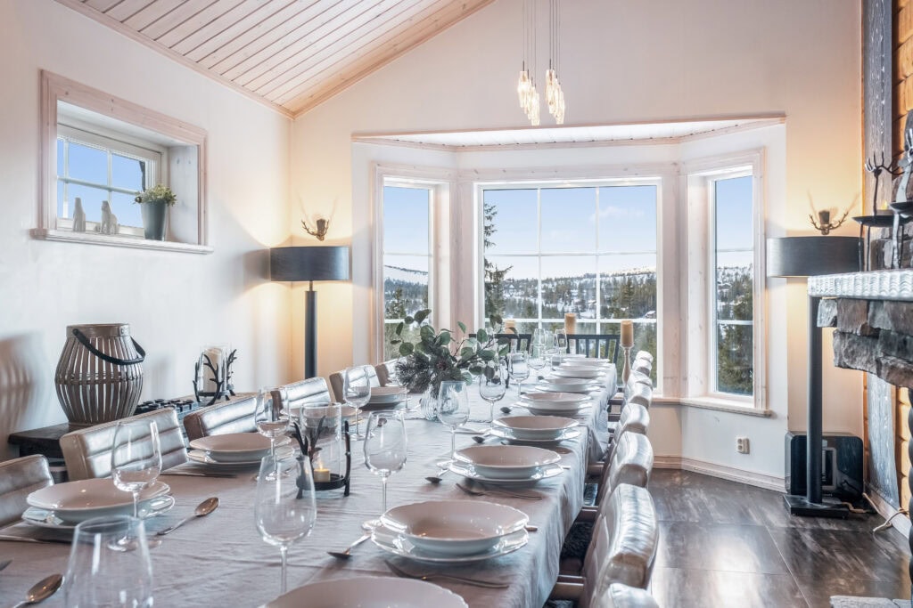 Matsal med långbord och panoramafönster med fjällutsikt i Sälen