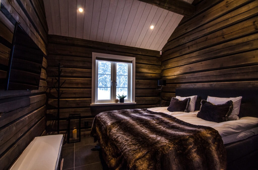 Sovrum i Fjällgodset med rustika timmerväggar och mysig fjällkänsla