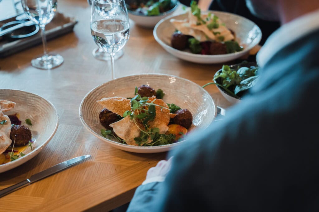 Elegant middag med smakrika rätter och exklusiv servering i fjällstuga
