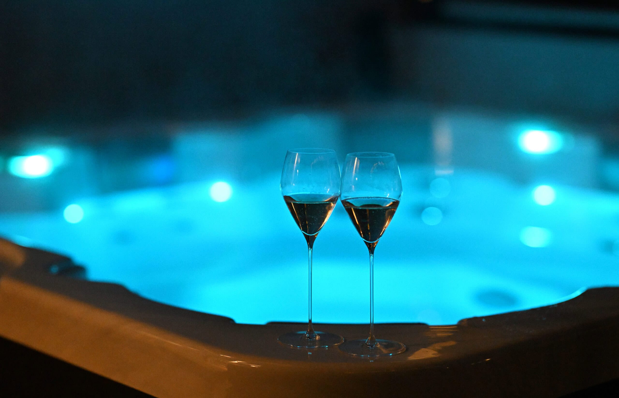 Avkoppling i jacuzzi med bubblor och champagne