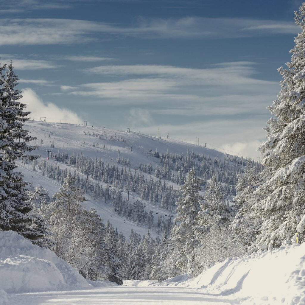 Snöklädda fjäll och skidbackar i Sälen under vintern