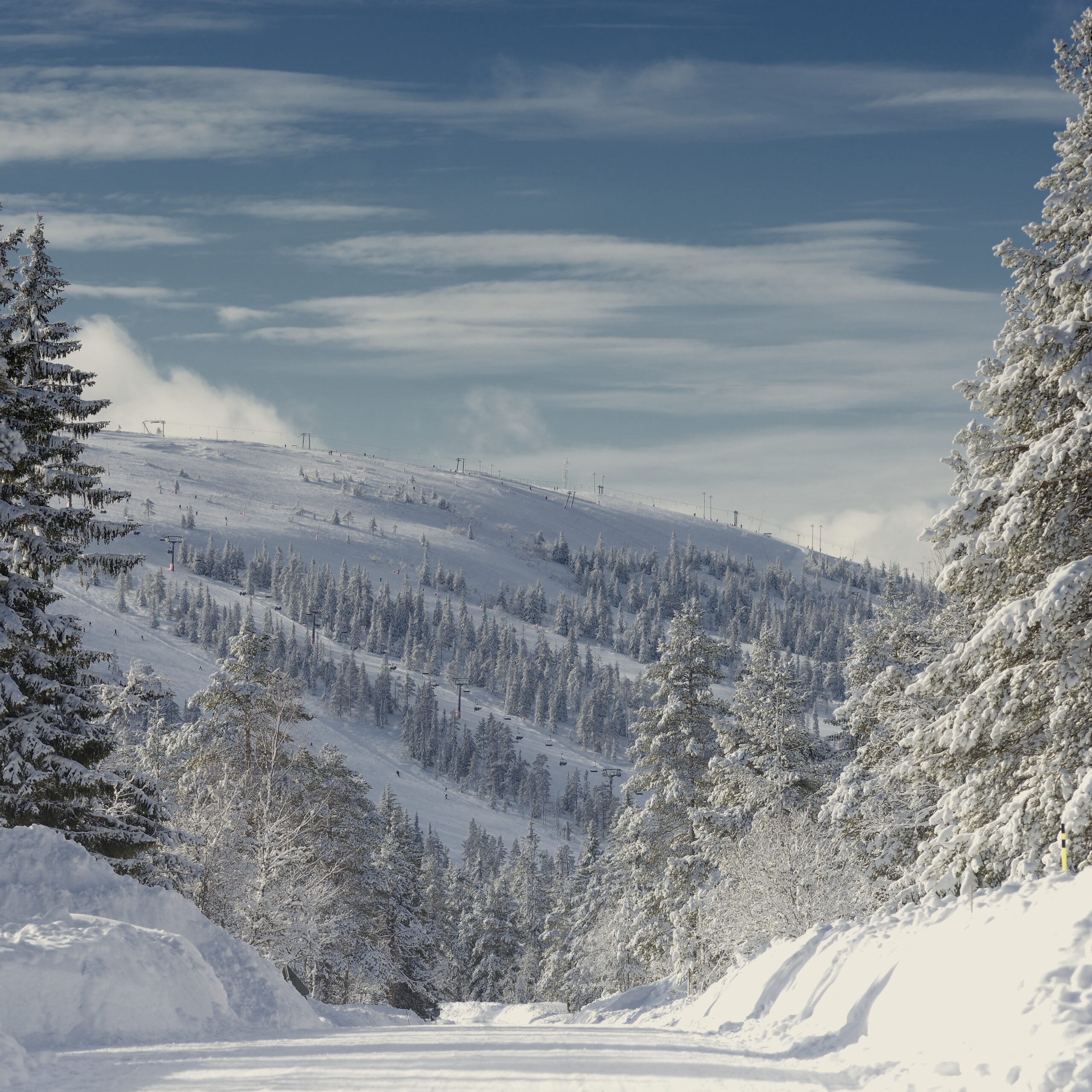 Snöklädda fjäll och skidbackar i Sälen under vintern