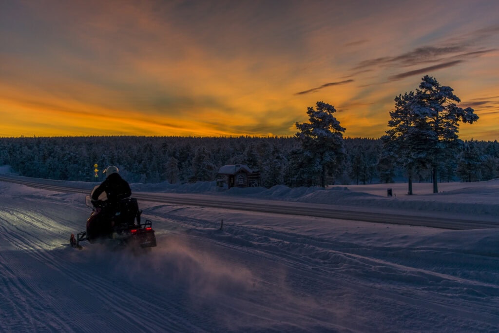 Snöskoter i Sälen under skymningstur i fjällen