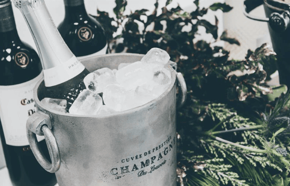 Champagne på kylning i ishink – lyxigt firande i fjällstuga i Sälen