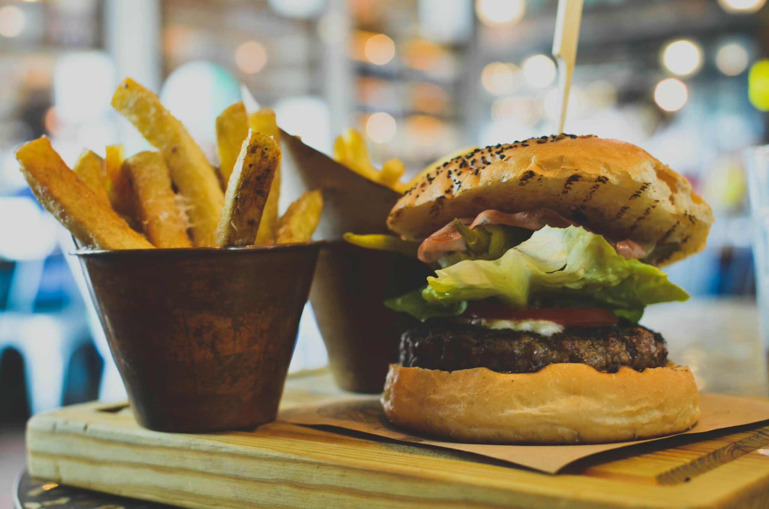 Gourmetburgare med krispiga pommes frites i Sälen – matupplevelser för hela familjen