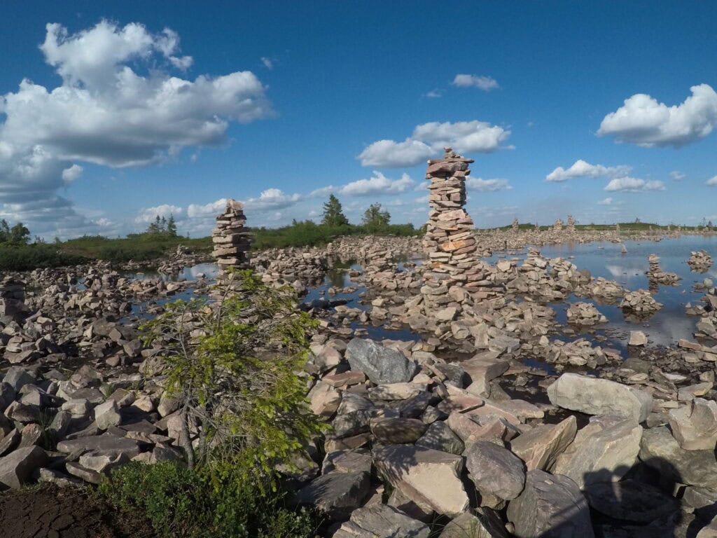 Stensjön i Sälen med stenrösen och spegelblankt vatten en sommardag