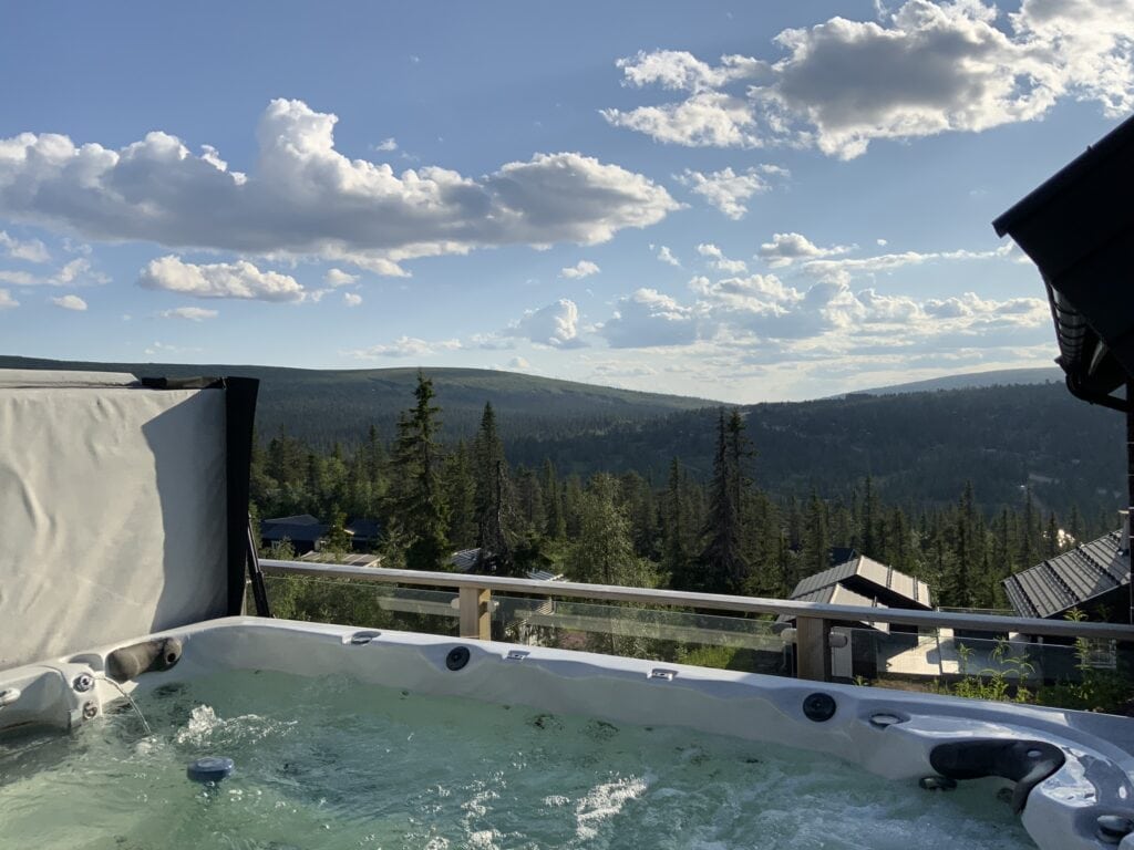 Utomhusjacuzzi med fjällutsikt i Sälen en solig sommardag