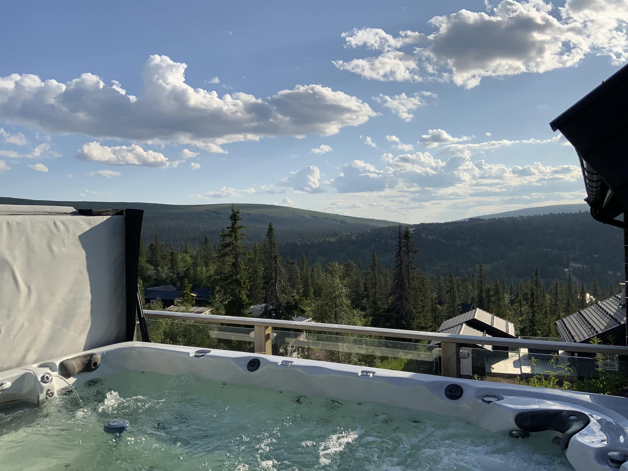 Utomhusjacuzzi med fjällutsikt i Sälen en solig sommardag
