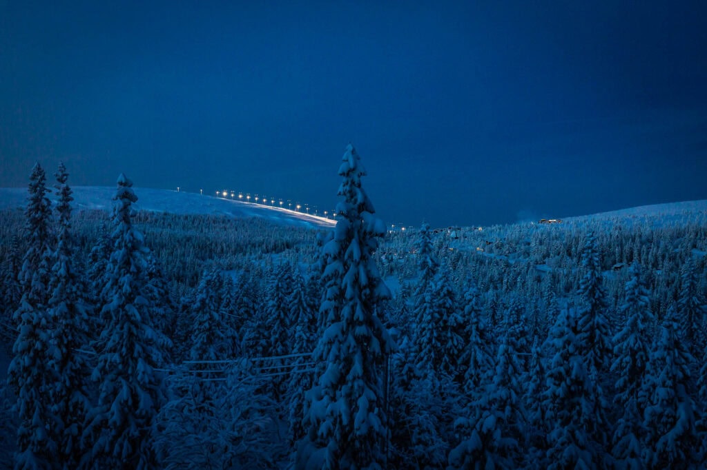 högfjällets upplysta backar vy från Sälengodset