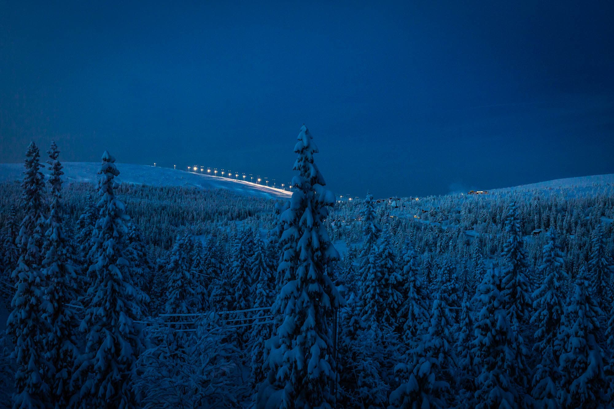 högfjällets upplysta backar vy från Sälengodset
