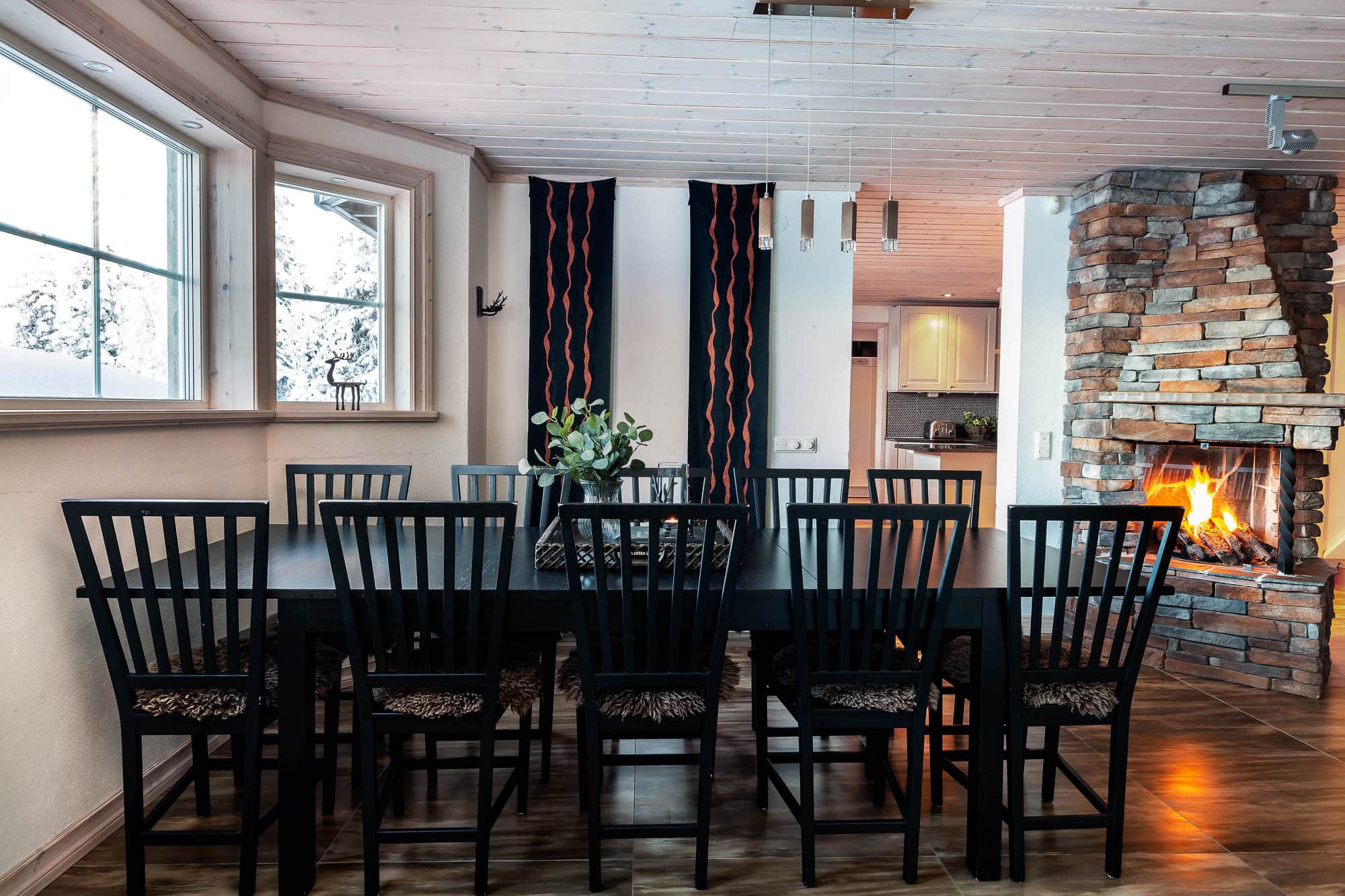 Matbord och gaskamin bottenvåning Sälengodset