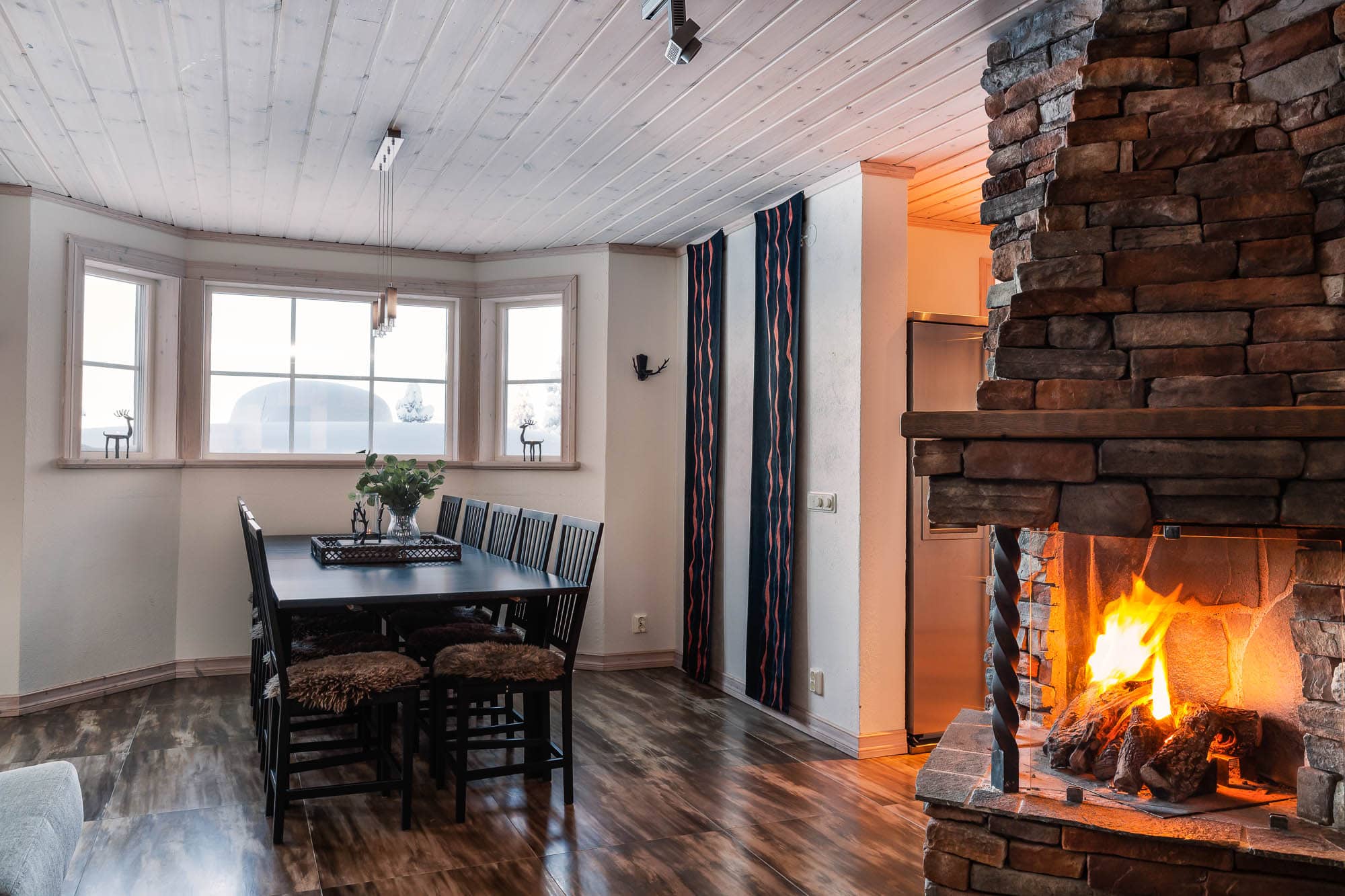 Bottenvåning Gaskamin och matbord Sälengodset