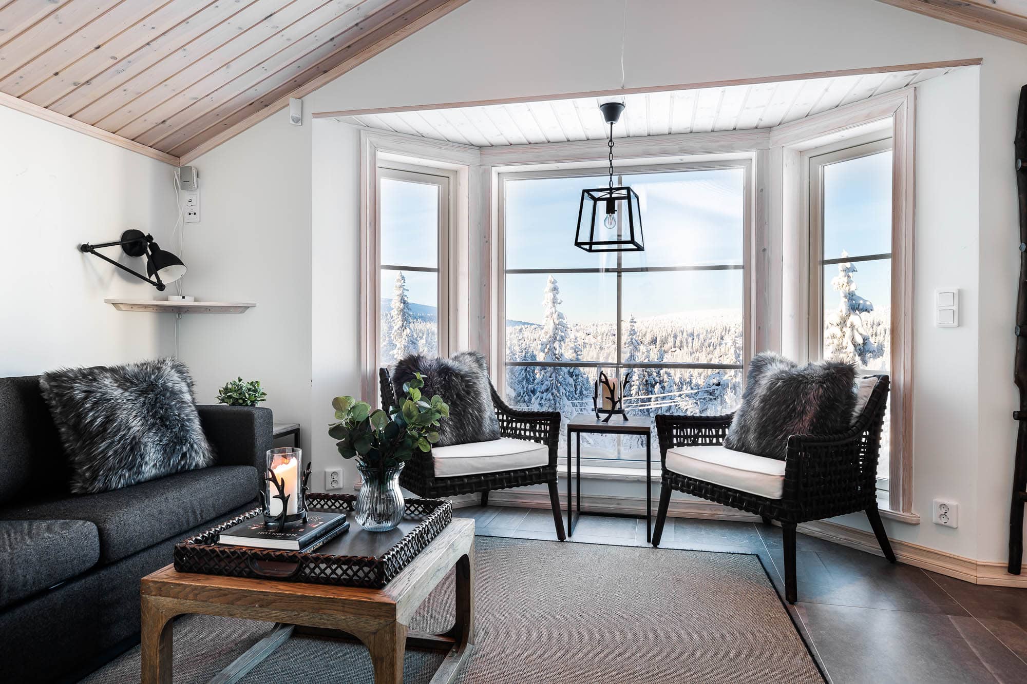 Sovrum med bädsoffa med egen toalett och dusch