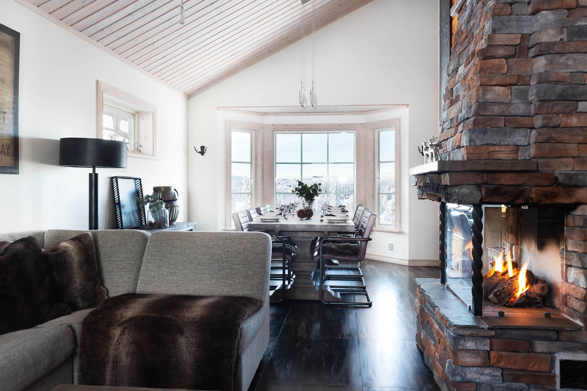 Soffa gaskamin och Matbord entreplan Sälengodset